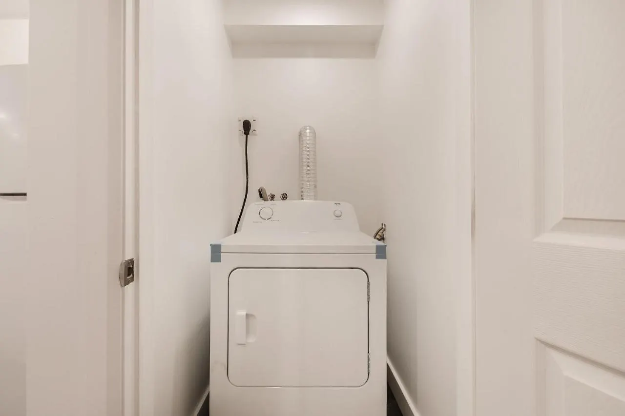 2 Bedroom Apartment - 1909 Montreal