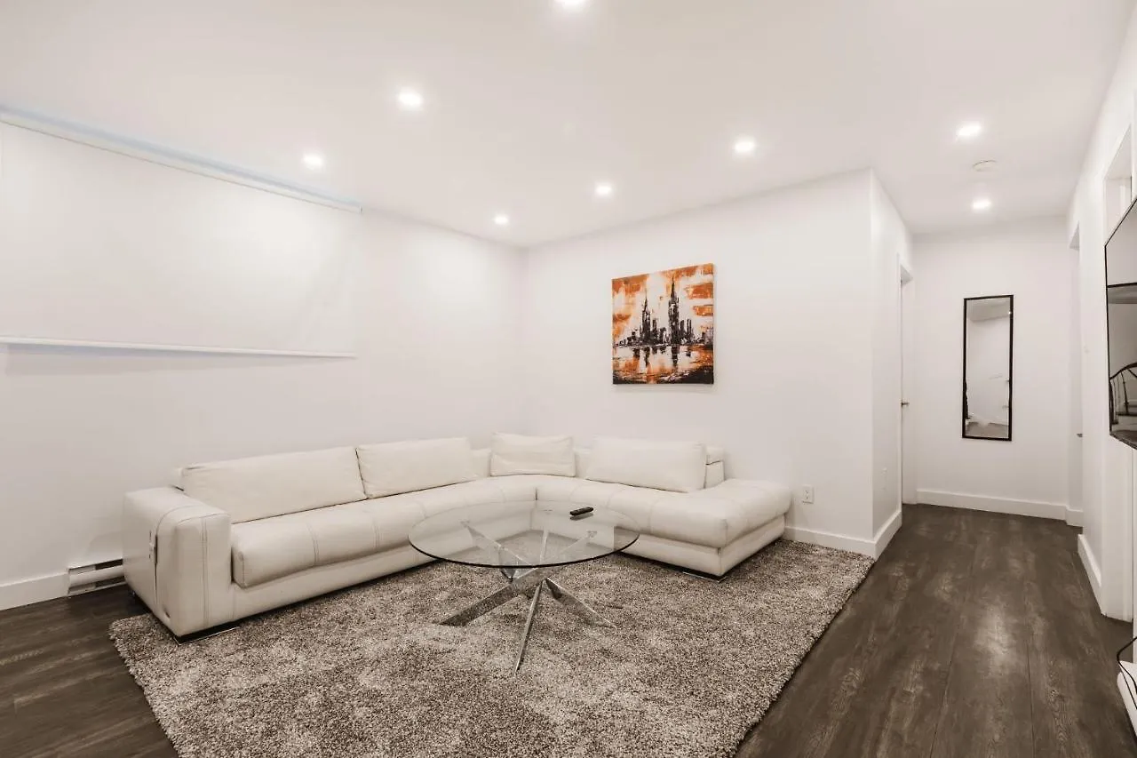 2 Bedroom Apartment - 1909 Montreal 0*,