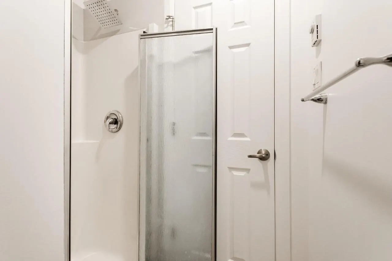 2 Bedroom Apartment - 1909 Montreal